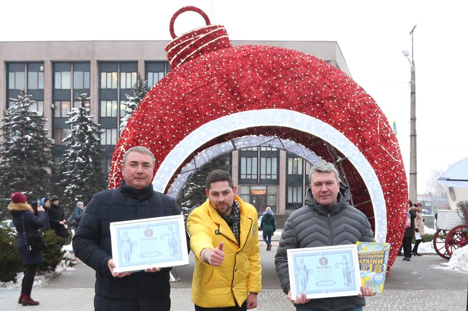 Самая большая светодиодная конструкция в Украине - елочный шар