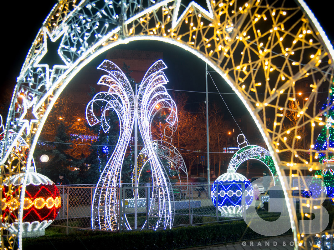 Светодиодные фигуры, Светодиодные арки, светодиодные шары и елочные игрушки, светодиодный фонтан для города Черноморск